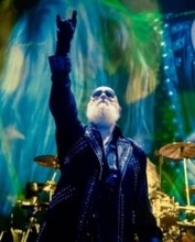 「どこで買った？」メタルゴッドが〝子ザルのパンチくんTシャツ〟着てる！世界がザワつく写真に「俺も欲しい」「てっきりAIかと…」「カワイイもの好きだよね」