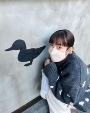 肩出しキャミでヒマワリまみれ！佐藤栞里〝36歳誕生日ショット〟に「うっそ！20代だと思ってたー」「全然見えない」