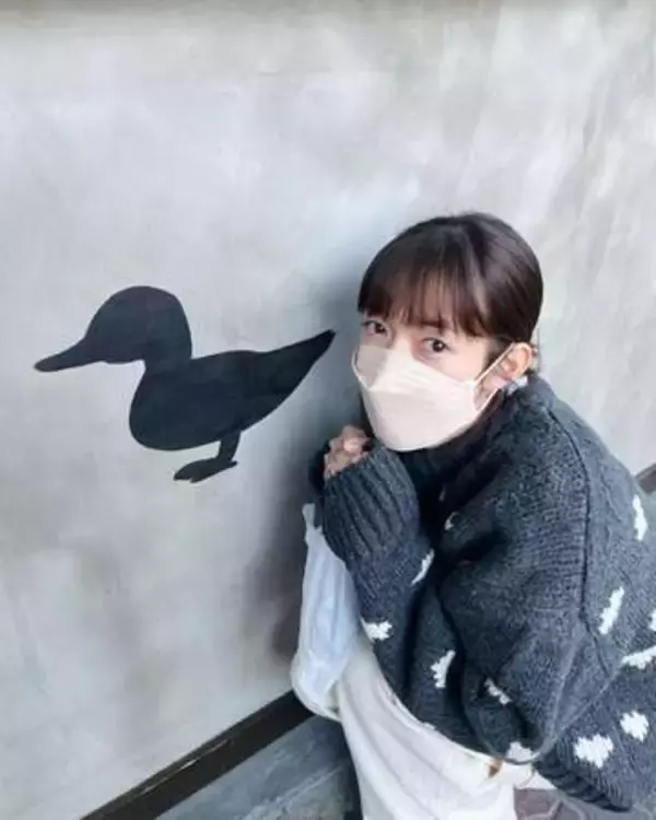 肩出しキャミでヒマワリまみれ！佐藤栞里〝36歳誕生日ショット〟に「うっそ！20代だと思ってたー」「全然見えない」