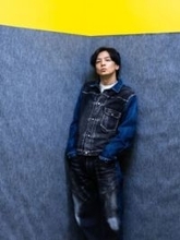 両手、胴体を縛られ…〝過酷〟給水ドラマオフショットの生田斗真に反響「影の主役でしたね」「壮絶な最期でした」「こういう時にストロー！笑」