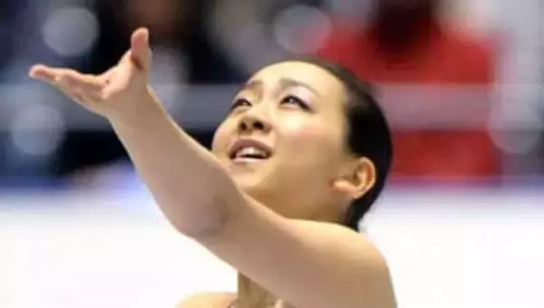 「待ってた‼」「嬉しい2ショット」電撃引退から8年…浅田真央〝親密な姿〟に歓喜の声続々「見てるだけで幸せ」「素敵な笑顔ですねー‼」