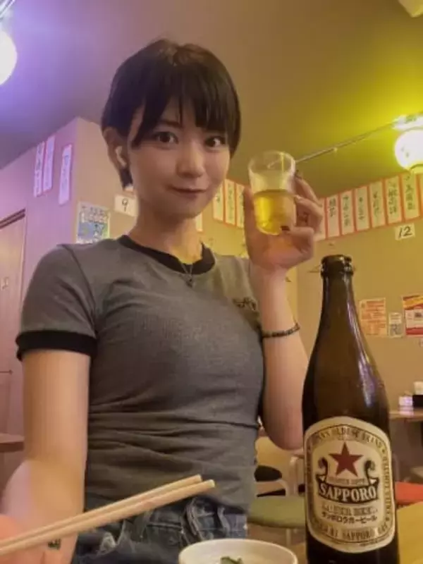 「週6で飲んでもこの腹筋」〝日本で一番お酒が似合う道産子グラドル〟スリムな腹筋ショットに反響「ビールはどこへ？」「マジでリスペクト」