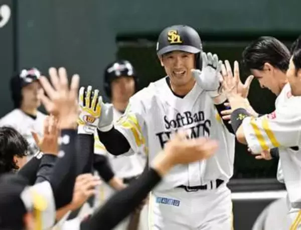 ソフトバンク山本祐大、今季〝2度目〟の1号ソロ　本拠地の左翼席に移籍後初アーチ