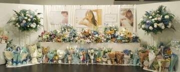 階段踊り場から転落、40歳で逝去…人気歌手〝逝去前の写真〟囲む仲間の姿にファン涙…ZARD・坂井泉水さんに「涙止まらない」「亡くなって寂しい」の声