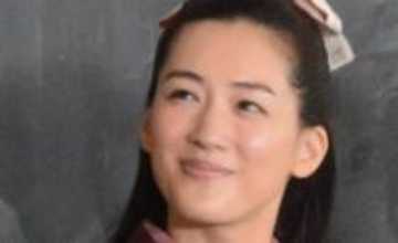 「理想の2人」18年ぶり共演俳優と〝見つめ合いショット〟綾瀬はるかにファン騒然「2人だけ時間が止まってるみたい」