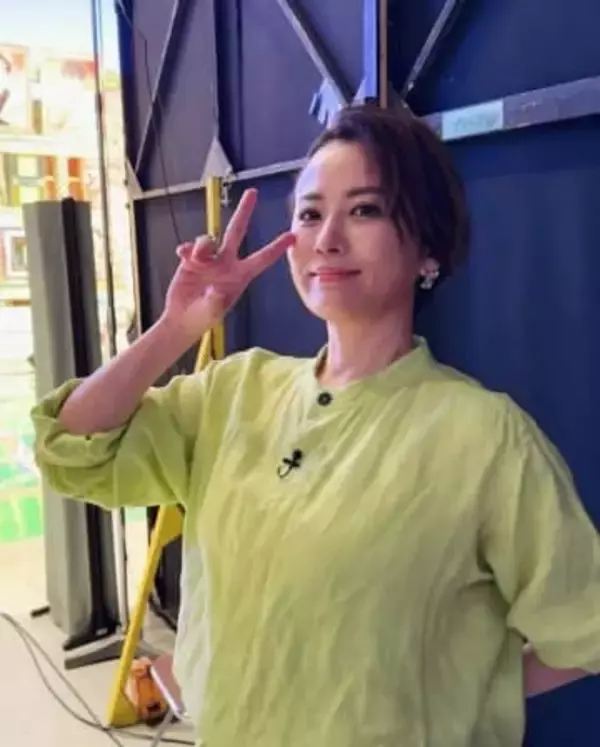 「年々仲良しに…」恋人⇒夫婦役で長年共演、53歳＆63歳俳優〝熟年夫婦〟ドラマオフショットに反響「すてきなカップル」「もうドラマなのか現実なのかどっちでもよい」