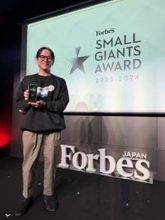 「背筋凍った」「トラウマになる」海外で食事中に背後から…〝ひったくり被害報告＆負傷〟姿に「ほんと気をつけて」「やはり油断はできない」の声　老舗メーカー取締役の投稿が話題