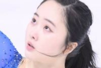 「大人な色っぽさがあるね」本田望結〝透け感〟ある真っ赤な衣装で近影を披露「本当に痩せたよね」「オトナびた顔になってきた」の反響