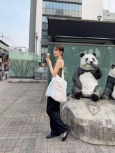 「そっくり」「雰囲気変わった?」妹は有村架純…藍里〝自宅でピタピタ部屋着〟料理姿に「素の感じたまらーんっ」「ニヤニヤ…」