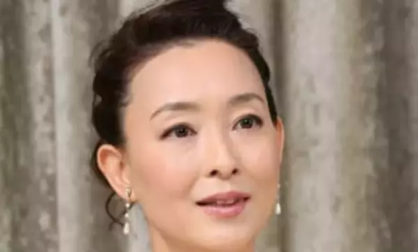 「30年程前にヴェルサイユ宮殿に行った時の…」床嶋佳子〝30年前の私〟と比較ショットに「今のほうが若く…」「素敵に磨きがかかって超素敵に」