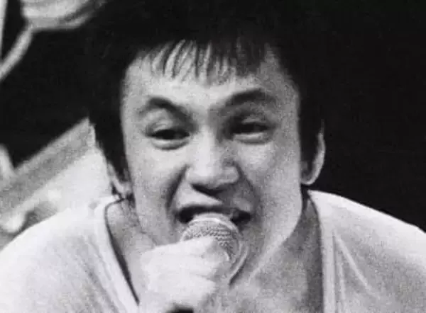 「まって！ 兄と行ったんですか⁉」甲本ヒロトの弟、60歳激シブ俳優〝ディズニーランドご機嫌ショット〟に反響　40年前の兄弟秘話にも注目