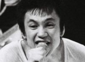 「まって！ 兄と行ったんですか⁉」甲本ヒロトの弟、60歳激シブ俳優〝ディズニーランドご機嫌ショット〟に反響　40年前の兄弟秘話にも注目