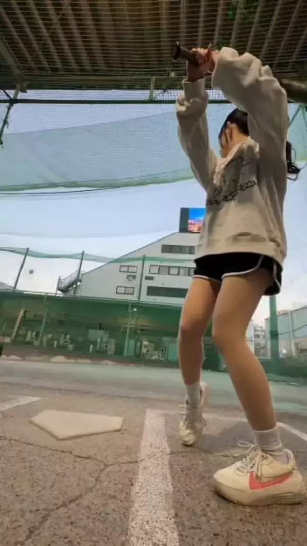 「メーカーがマニアック!」〝野球アイドル〟越まりん人生初オーダーグラブが話題「どこに向かって行くんや」