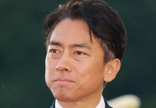 「珍しい組み合わせ」小泉進次郎大臣〝来るぅ～〟ポーズで2ショットに「楽しそーーーぉ」「声が聞こえてきそうです」の声