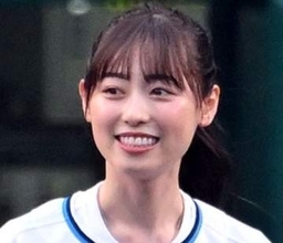 「まじ！」「強風♡」インタビュー中のハプニングも笑顔で続ける福原遥…海辺での姿に「最高」「まいんちゃん大きくなったな」