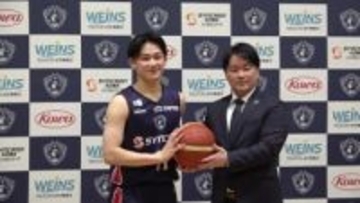 バスケ界のホープ佐藤凪が横浜BCの入団会見「NBAという舞台を目指す」夏には渡米も“チーム愛”語る