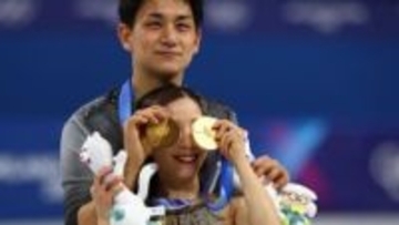 りくりゅう・三浦璃来の目が金　メダル獲得直後のかわいいしぐさ　会見では2人そろってメダル目に