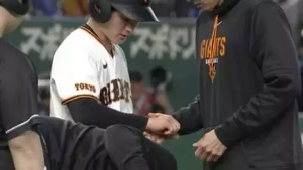 巨人・浦田俊輔　右手付近の死球でヒヤリ　打席に倒れ込むもプレーは続行