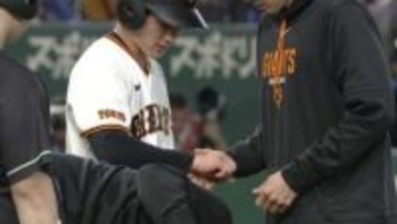 巨人・浦田俊輔　右手付近の死球でヒヤリ　打席に倒れ込むもプレーは続行