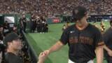 「【きょうの1シーン】東海大相模の2人が試合前にグータッチ　緊張する後輩を笑顔でほぐす大城卓三」の画像1