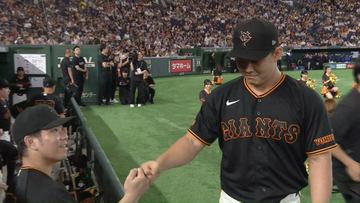 【きょうの1シーン】東海大相模の2人が試合前にグータッチ　緊張する後輩を笑顔でほぐす大城卓三
