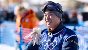 雪の上で“もぐもぐタイム”木村葵来がビッグエアに続き金ならずもコーチの愛情おにぎりに「100点です」