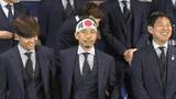 「長友佑都が“闘魂ハチマキ”で出国　横では森保監督や久保建英も笑み 【サッカー日本代表】」の画像1