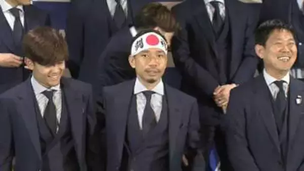 長友佑都が“闘魂ハチマキ”で出国　横では森保監督や久保建英も笑み 【サッカー日本代表】