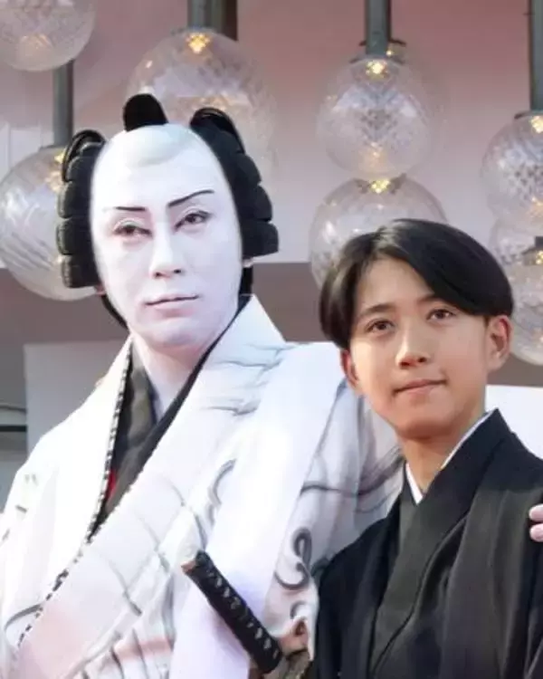 市川團十郎、息子・新之助と『ベネチア国際映画祭』に登場　歌舞伎の衣装でレッドカーペットを歩く