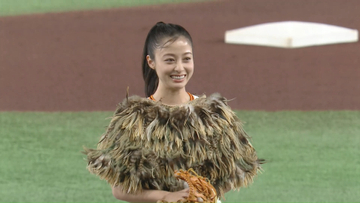 【始球式】巨人ファンの橋本環奈が登場　映画「キングダム」とコラボの「キングダムナイター」