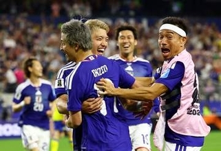 長友佑都がワールドカップ5大会連続出場を飾る　白いヘアバンドを巻き1－1の後半30分からピッチへ