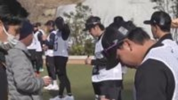 巨人新人11人が即席サイン会　練習前に約20分ファンと交流　ドラ1竹丸和幸「すごく並んでいただいた」