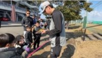 【きょうの1シーン】巨人ドラ1・竹丸和幸　小さなファンと交流