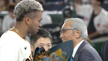 【巨人】マルティネスの“250セーブ記念セレモニー”　元中日監督・森繁和の登場には目を潤ませる様子も