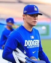山本由伸 サイ・ヤング賞左腕セールとの再戦へ「相手が誰であれ自分のスタイルは変わらない」1勝1敗で第3戦先発マウンドへ