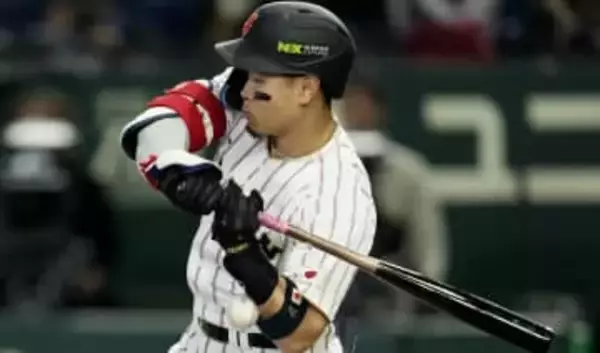 【WBC】左腕に死球を受け守備で交代した佐藤輝明　井端監督は「彼は『行く』って言ってた」と状況明かす