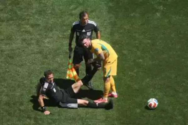 【W杯】暑さ顕著…主審の足がつり試合中断ハプニング　両チームの選手が足伸ばす補助に駆け寄る　南野拓実の同僚バログンは最後まで側でサポートする心優しい姿も