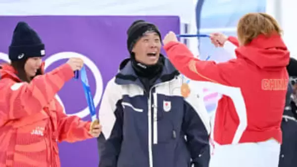 「彼女の殻が破れた」深田茉莉の金メダル導いた佐藤コーチ　直前の合宿での“ケンカ”がカギ 2人の金メダルをかけられ笑顔満開