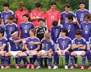 長友佑都の特製ヘアバンドに選手たちも大爆笑　写真撮影で笑顔が絶えない日本代表チーム
