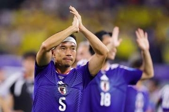 “エムバペ”ポーズで得意気の子らの後ろで父親の笑顔をみせる長友佑都　家族おそろいユニ姿のW杯記念写真を公開　偉業への挑戦と子の成長を願い「…2026.7.7 パパより」と親心つづる