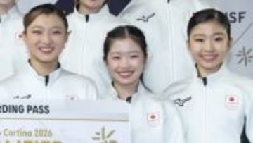 千葉百音&中井亜美のミラノ到着報告の写真　その背後には坂本花織がお待ちかね　3人仲良く同じポーズで男子の応援へ 【フィギュア女子】