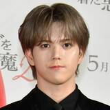 「MAZZEL・RAN　黒スーツ姿で『プラダを着た悪魔２』イベントに登場　「ワンポイントで赤を」」の画像1