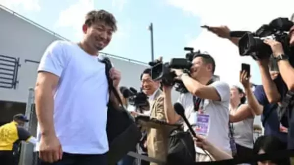 【侍ジャパン】鈴木誠也が海外メディアの勢いにタジタジ？　そんな後ろ姿に大谷翔平もイタズラしかける