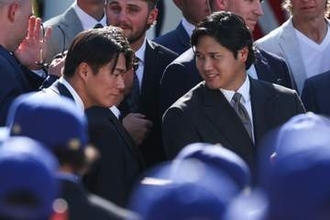 ホワイトハウス訪問で“決め顔”大谷翔平　いつもと違う黒スーツ姿で山本由伸と2ショット　おどける舞台裏動画を球団公開