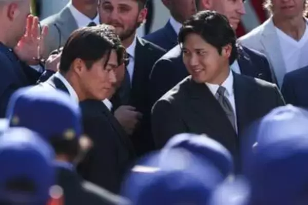 ホワイトハウス訪問で“決め顔”大谷翔平　いつもと違う黒スーツ姿で山本由伸と2ショット　おどける舞台裏動画を球団公開