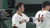 「【きょうの1シーン】坂本勇人＆田中将大が並んで「君が代」　坂本がマー君のユニホームをクイッ」の画像1