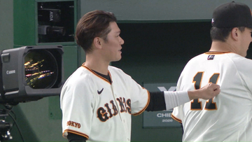 【きょうの1シーン】坂本勇人＆田中将大が並んで「君が代」　坂本がマー君のユニホームをクイッ