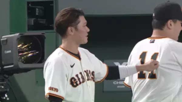 【きょうの1シーン】坂本勇人＆田中将大が並んで「君が代」　坂本がマー君のユニホームをクイッ