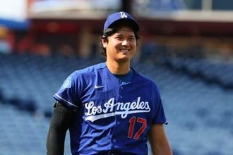 【大谷翔平】試合直前にヌートバーと対面　話ながら左膝に手を示して顔しかめる姿→一転じゃれ合う一幕も　同地区ライバル球団に加入も侍同僚の絆グータッチ