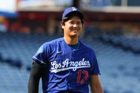 【大谷翔平】試合直前にヌートバーと対面　話ながら左膝に手を示して顔しかめる姿→一転じゃれ合う一幕も　同地区ライバル球団に加入も侍同僚の絆グータッチ